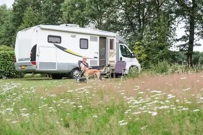 Caravan moet sneller van de weg in Helmond