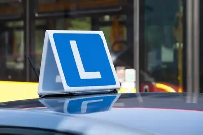 Leerling (17) in lesauto rijdt fors te hard over N2, instructeur komt met opvallende verklaring