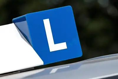 VOG geweigerd aan rijinstructeur vanwege kinderporno, mensenhandel en snelheidsovertredingen