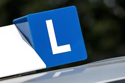 Rijinstructeur uit Veldhoven verliest VOG: overtredingen van kinderporno tot mensenhandel