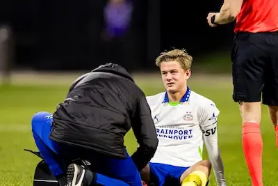Jong PSV zucht onder medische problemen, maar laat Helmond Sport desondanks flink afzien