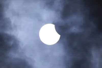 Kijk nu: maan neemt ‘hapje’ uit de zon, gedeeltelijke verduistering goed te zien in Brabant