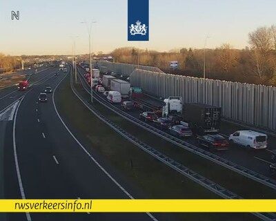 Ongeluk met drie auto’s op A2: snelweg dicht bij Best en uur vertraging door file