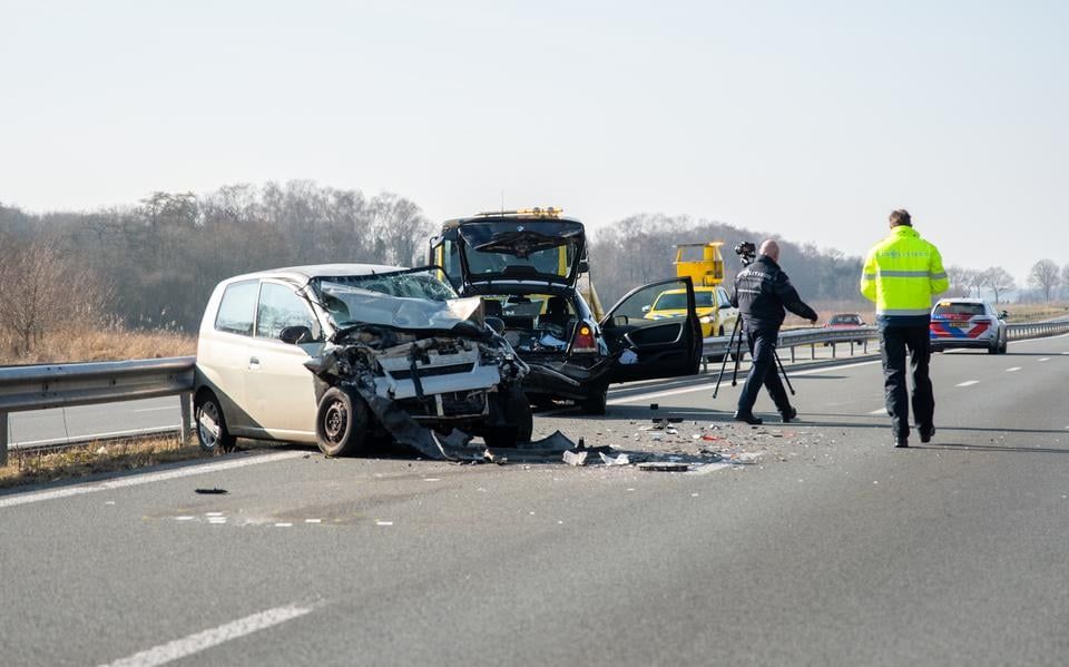 Drie aanhoudingen na ongeval op N381 bij Donkerbroek: 79-jarige man uit Donkerbroek ernstig gewond