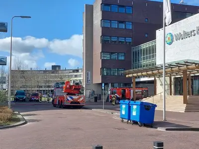 Brand in woning in Alphen, brandweer in actie