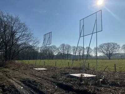 Wat doen die rare schermen op Riel? En waarom is er zoveel groen verdwenen? Dat zit zo