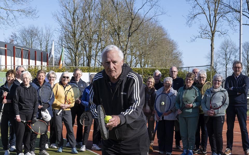 90-jarige Hennie Heyden tennist nog wekelijks: ‘Niet de snelste, wel slimme balletjes’