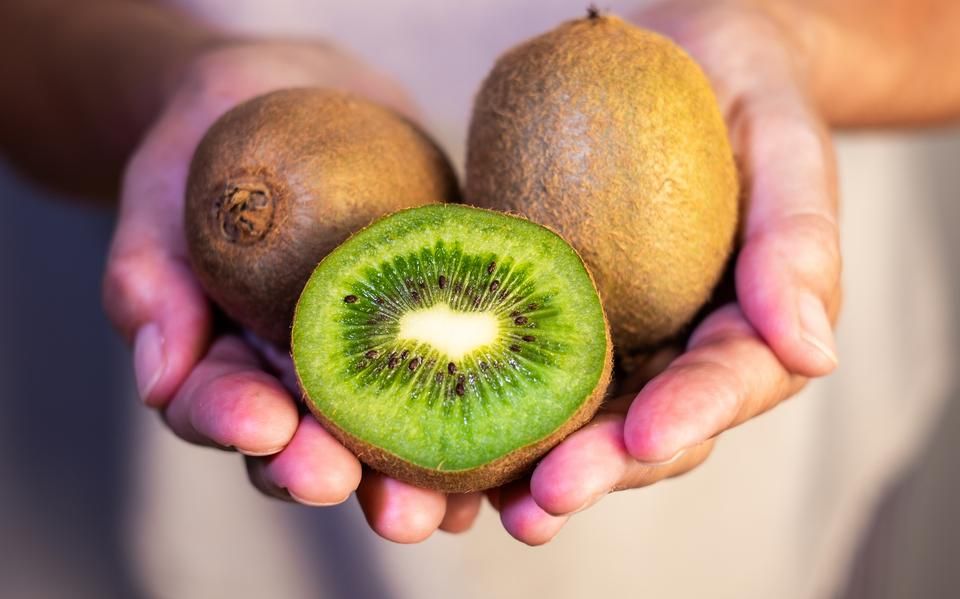 Slaap je echt beter na het eten van kiwi’s? Deze slaapexpert weet het antwoord