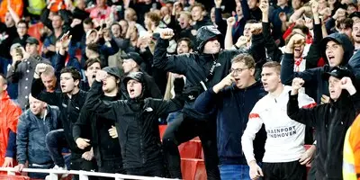 PSV-supporters zijn loyaal en reizen toch af naar Londen; ‘De club laten vallen past niet bij ons’