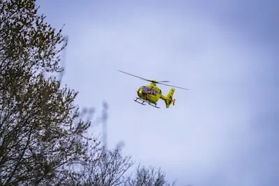 Man ernstig verbrand bij ongeluk met brandbare vloeistof in Eindhoven, politie heeft moeite om wijkbewoners op afstand te houden