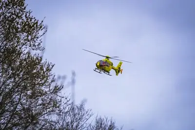 Man zwaargewond bij ongeluk met brandbare vloeistof in Eindhoven, politie heeft moeite om wijkbewoners op afstand te houden