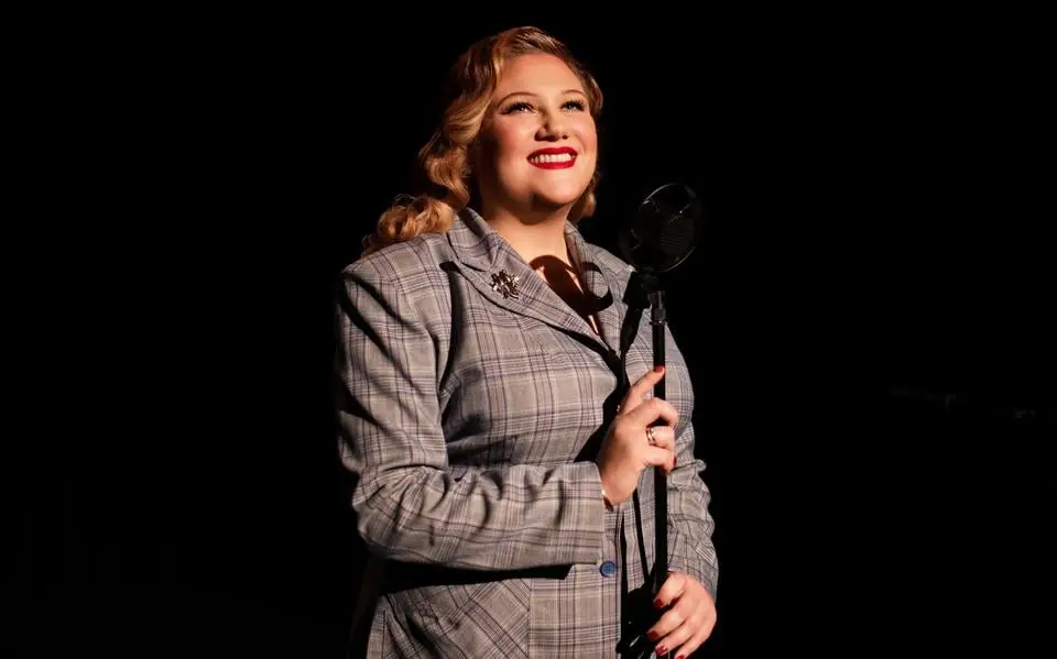 Miss Helena (29) uit Sappemeer laat publiek huilen met oorlogsklassiekers: ‘Nog net zo relevant als 80 jaar geleden’