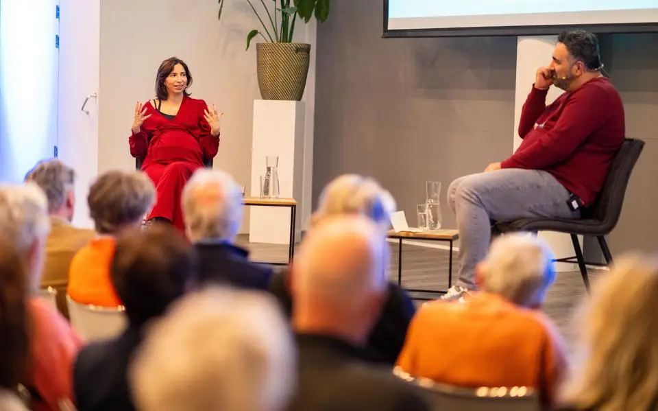 Mediamakers Natascha van Weezel en Sinan Can spreken in Leeuwarden over documentaire: ‘Ik kreeg wel 3000 haatreacties, dat was heftig’