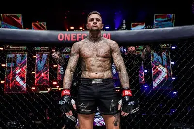 Spectaculair: Nieky Holzken (40) maakt binnen één ronde gehakt van Thaise tegenstander met harde knock-out