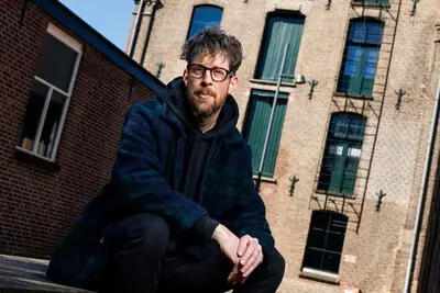 Van diefstal van een Shetlandpony tot de suïcide van zijn opa: nooit eerder werd de geschiedenis van Tilburg zo mooi opgeschreven, even grappig als droevig