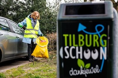 Tilburg stikt van het zwerfafval, glasscherven glinsteren in de zon: ‘Dit heeft iemand uit z'n auto geflikkerd’