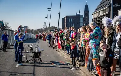 Carnavalswagens trotseren Helmonds viaduct in optocht met een primeur