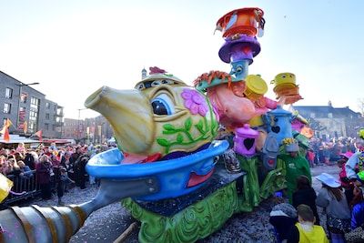 Lekker weer, mooie wagens, maar ook opletten voor zakkenrollers: dit was de carnavalszondag in Brabant