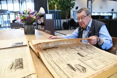 Piet (92) ontdekt oude krantenleggers bij verhuizing: ‘Ze waren in mijn vergeetput verdwenen’