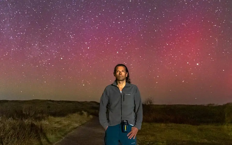 Eilandfotograaf Gerard (53) legt spectaculair noorderlicht vast boven Vlieland. ‘Kon het met blote oog zien’