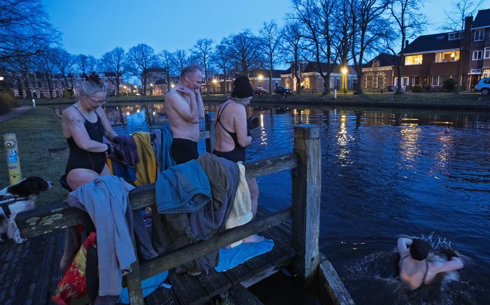 Je wordt nog net niet blauw van zwemwater in Friesland, maar het moet schoner vinden deze jongeren