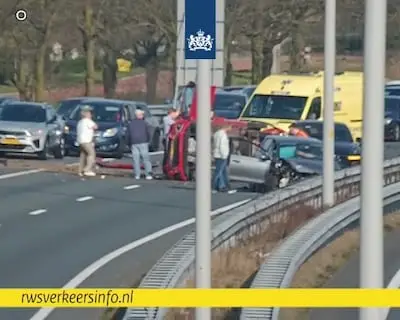 Ongeval met meerdere auto's op A50 bij Best, rijstroken richting Eindhoven weer open