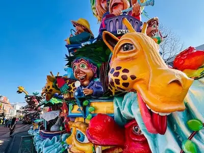 LIVE Carnaval in Brabant | Optocht in Kruikenstad en Keiestad in volle gang, Nuenense prins draagt ‘leen-steek’