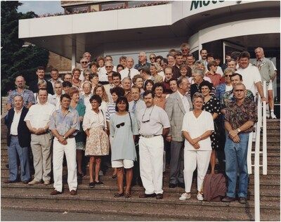 Wie hoorde in 1992 bij de jubilerende Schellensfamilie?  Eindhovense textielfabriek bestond negentig jaar