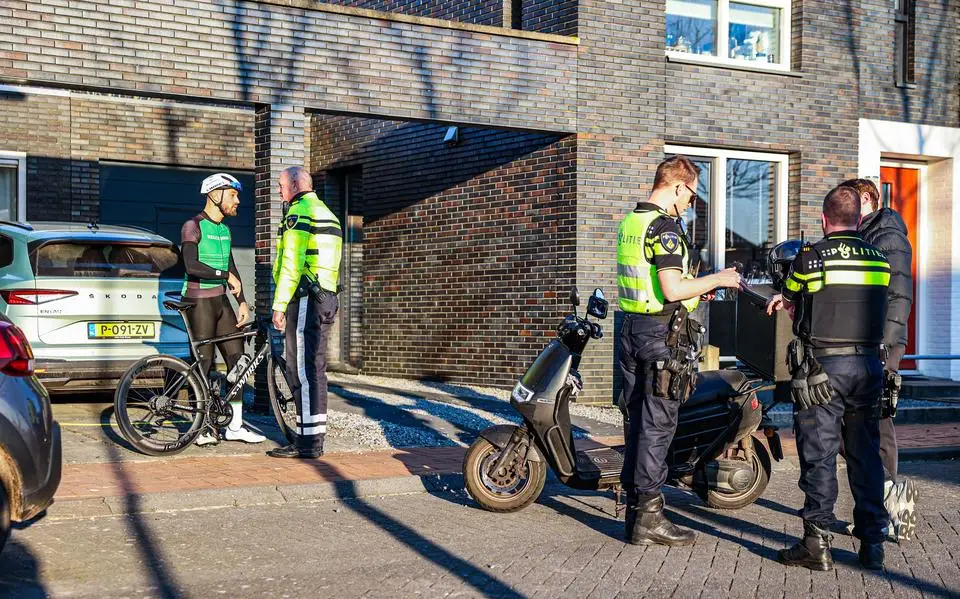 Schaatser Kjeld Nuis doet aangifte na botsing met scooter in Heerenveen: ‘Toch even schrikken als je valt van de fiets’