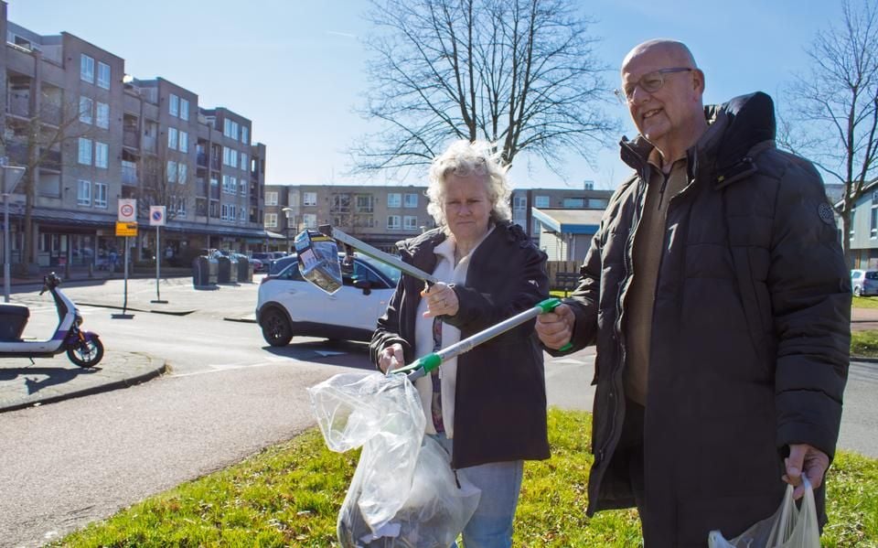 Marlies en Frits willen Leeuwarder wijk Camminghaburen schoonmaken én houden. ‘Micro plastics belanden uiteindelijk in je hersenen’