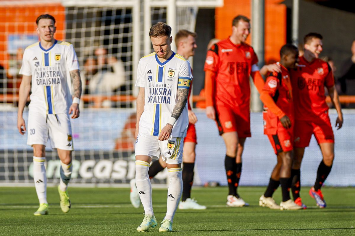 Pijnlijke realiteit voor SC Cambuur na nederlaag bij koploper FC Volendam: jongens tegen de mannen