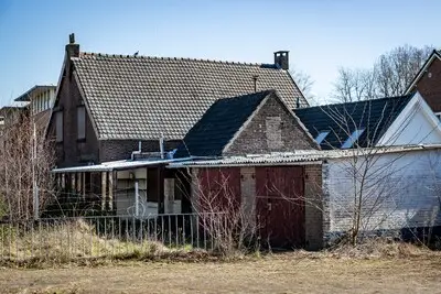 Notaris Van der Veer laat ook woning van in 2005 overleden Kees (88) verpauperen: ‘Knettergek dat het er zo bij staat’