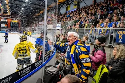 IJshockey als uitlaatklep voor krasse knar Karel Erkeland (80): ‘Ik zit eerste rang!’