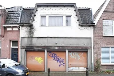 Tilburgse treurpanden, deel 1: Deze ‘verschrikking’ kwijnt al bijna veertig jaar weg, al leeft er wel een indrukwekkende schimmelkolonie