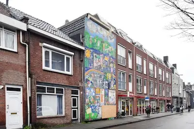 Dertien jaar later: de basisschoolkinderen die het schilderij maakten op dit treurpand, kunnen nu zelf geen woning kopen