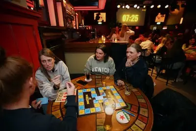 Kandidaten spelen niet om de winst bij 30 Seconds-toernooi in Tilburg: ‘Het gaat om de lach’