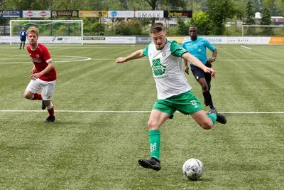 Lierop kreeg het maar niet voor elkaar om te winnen op natuurgras, maar op een halve ‘akker’ lukt het wel