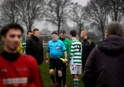 serie afgekocht ed ed20241211 0007 milheeze amateurvoetbal milheezer boys nieuw woensel scheidsrechter staakt het duel in de 8ste minuut van de tweede helft