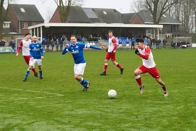 serie afgekocht ed ed20250115 0018 hooge mierde nummer 8 sem buiting van hmvv rood wit tijdens de voetbalwedstrijd tegen zon in de vierde klasse