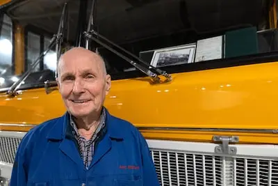Arno (85) laat de trucks in het DAF Museum blinken als een spiegel: ‘Ik poets goed, of ik doe het niet’