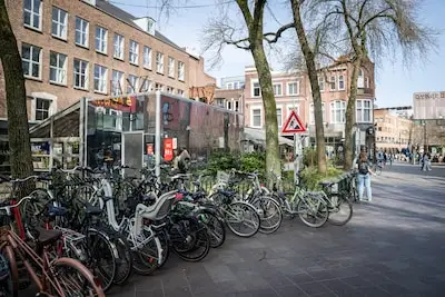 Ja, openbaar toilet in Kerkstraat is probleem, en gemeente kijkt naar oplossing