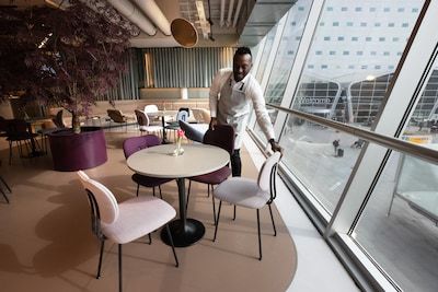 Eén bezoeker in nieuwe luxe lounge Eindhoven Airport: ‘Perfect, maar uitzicht op vliegtui­gen ontbreekt’