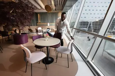 Eindhoven Airport heeft nieuwe, luxe lounge. ‘Fantastisch, maar jammer dat je geen vliegtuigen ziet’