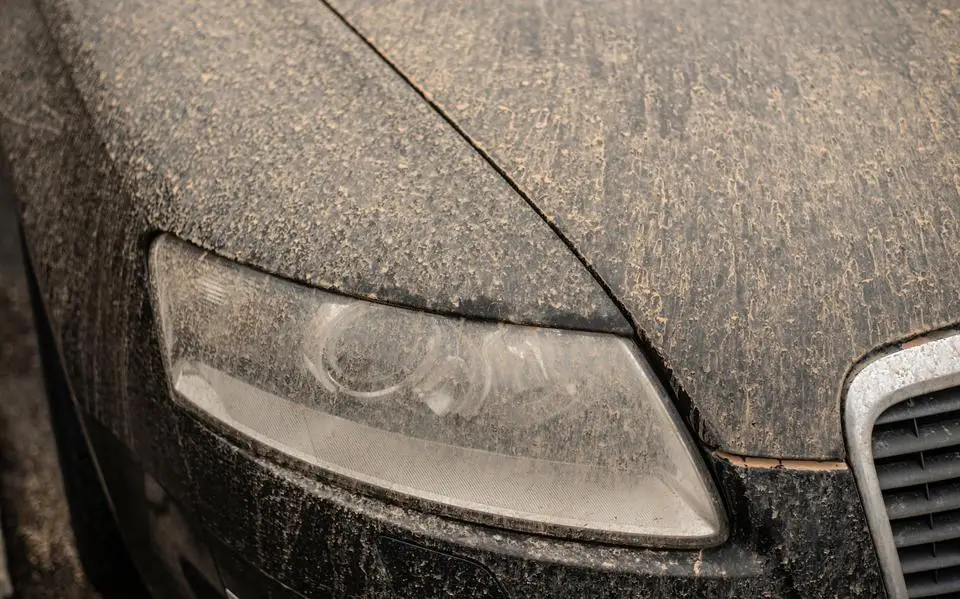 Saharazand op zonnepanelen en auto: dit is wat je wel en vooral niet moet doen