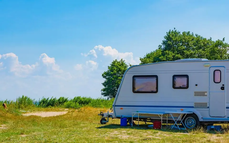 Mishandeling bij caravan in De Hoeve: slachtoffer breekt kaak en gaat knock-out. ‘Hij was smoorbezopen’