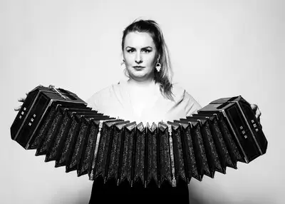 Bandoneonista Simone van der Weerden verenigt het beste van twee werelden, die samenkomen in concert