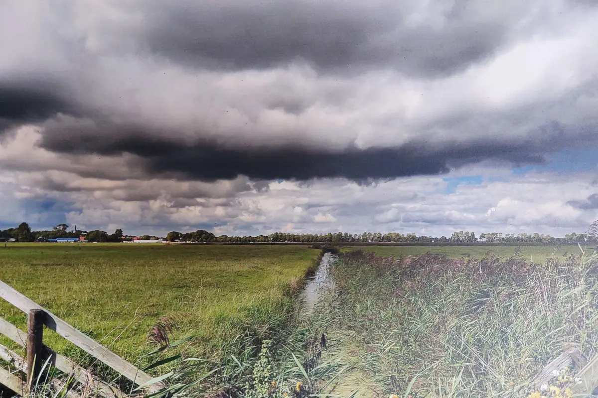 Vanuit zijn rolstoelfiets legt Sipco Feenstra zijn broer uit hoe hij de foto moet maken