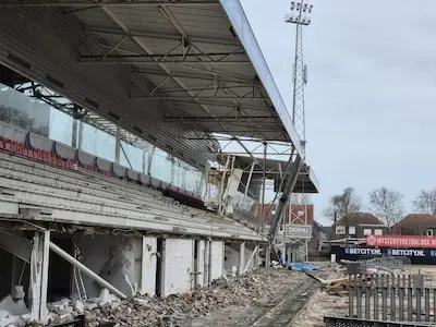 Een voor een gaan de tribunes eraan: sloop oude stadion in Helmond nu echt begonnen