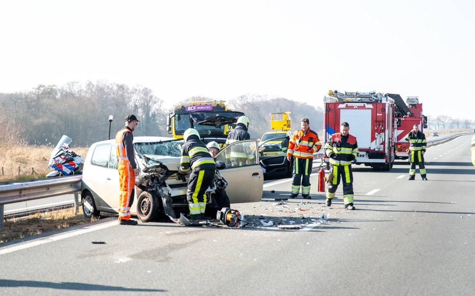 Bizarre situatie op de N381 bij Donkerbroek kostte man (79) het leven: drie bestuurders hadden ruzie