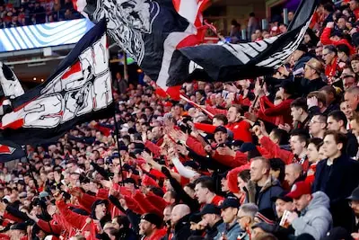 PSV tast om bijzondere reden in de buidel en betaalt alle tickets van supporters in Londen